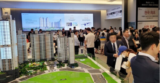 이천 부발역 에피트 견본주택을 둘러보는 수요자들. <HL디앤아이한라㈜ 제공>